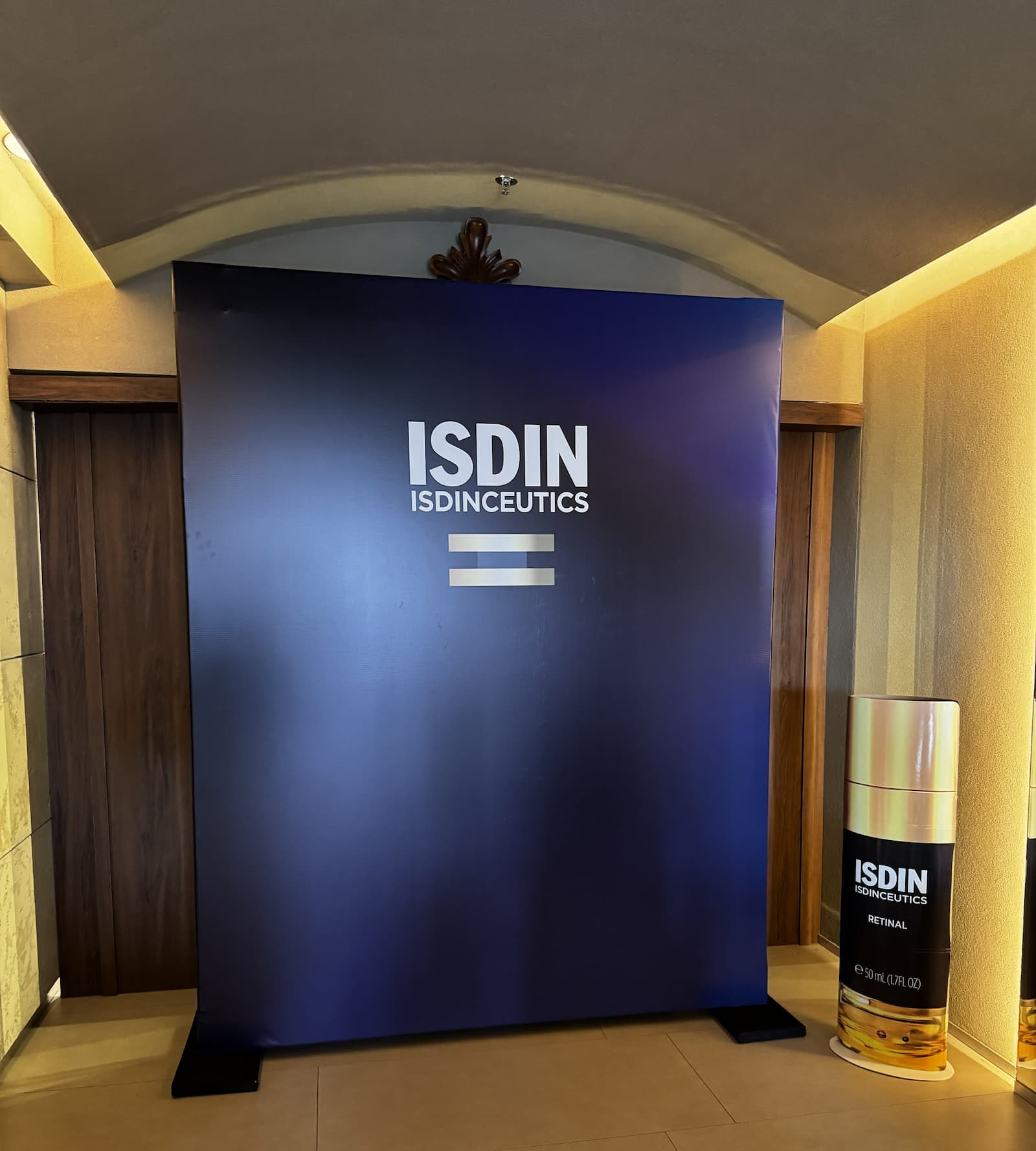 Boxtruss com comunica&ccedil;&atilde;o visual para evento