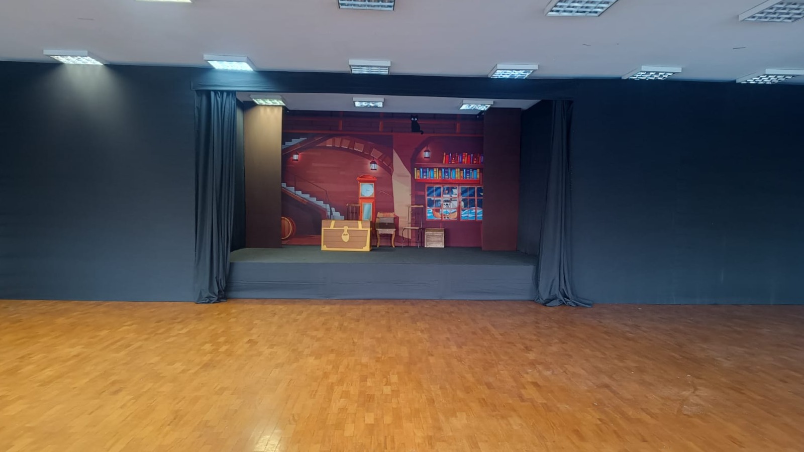 Cortinado em tecido para acabamento de evento