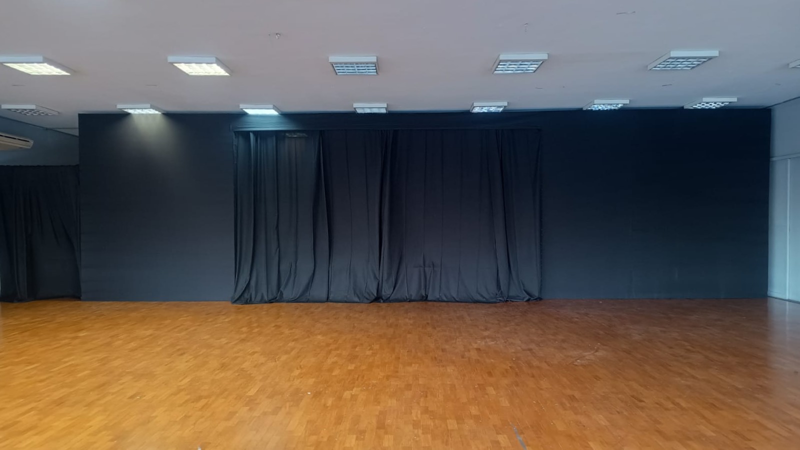 Cortinado instalado em estrutura de evento