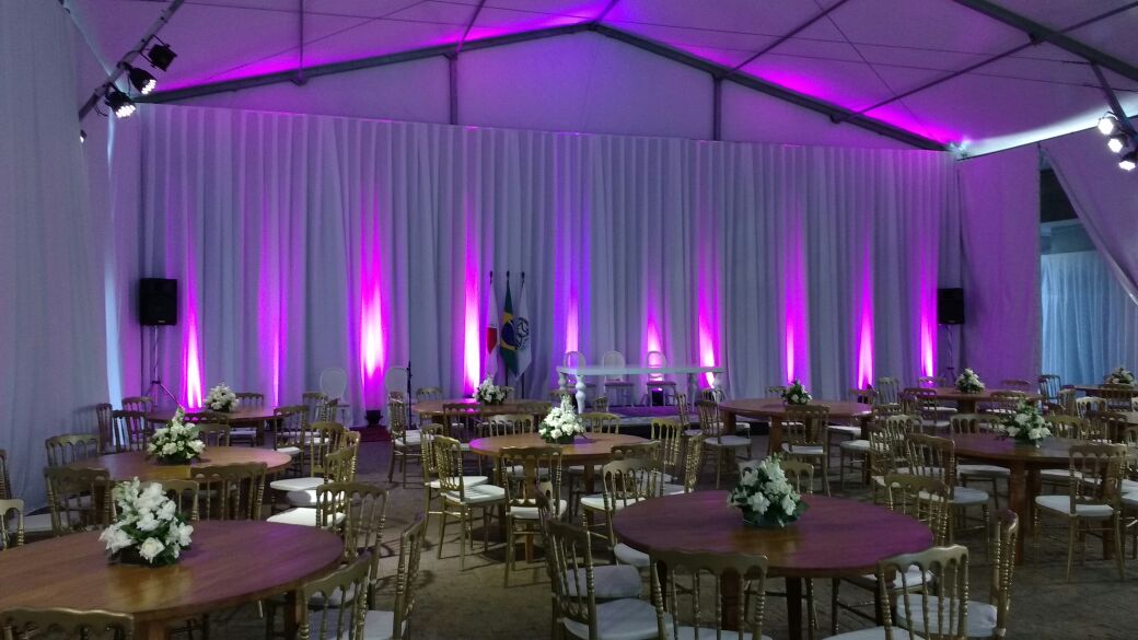 Ilumina&ccedil;&atilde;o profissional instalada em evento