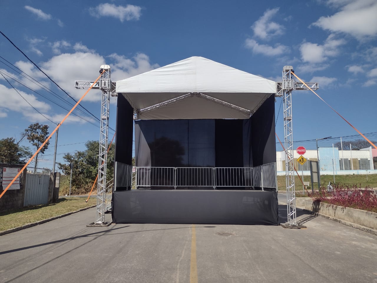 Palco montado para apresenta&ccedil;&atilde;o em evento