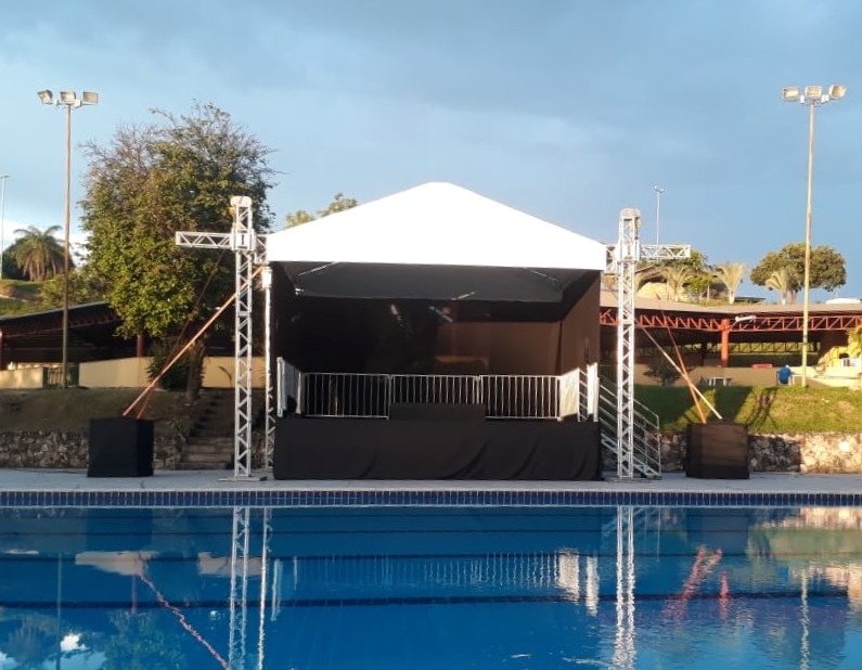 Processo de montagem de palco e estrutura para evento pela SNC Eventos