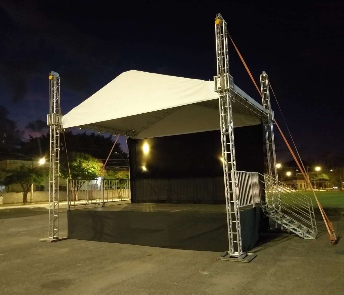 Palco com estrutura t&eacute;cnica para evento