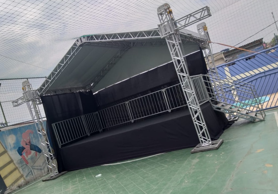 Palco para evento com montagem profissional