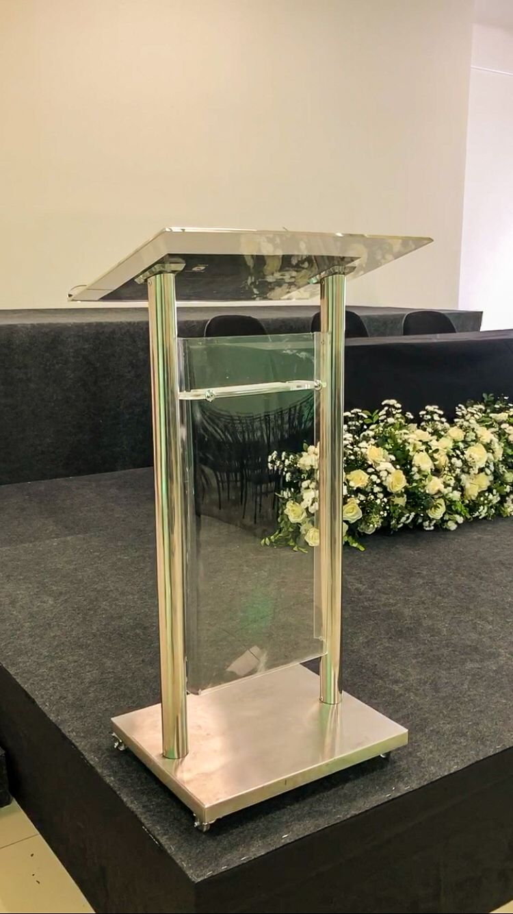 P&uacute;lpito posicionado para cerim&ocirc;nia