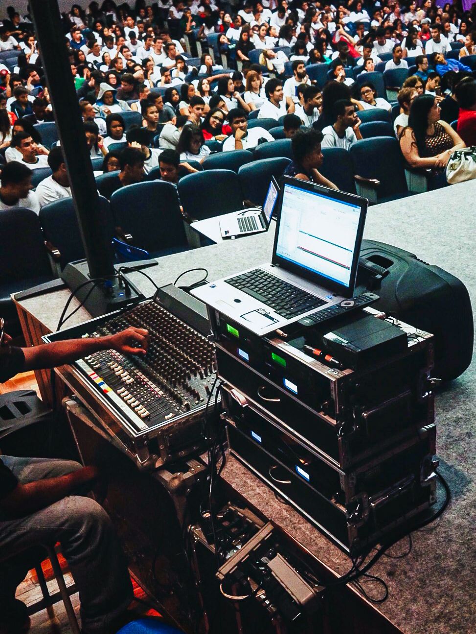 Equipamentos de áudio em evento